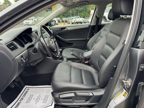 Used 2017 Volkswagen Jetta SE FWD image 9