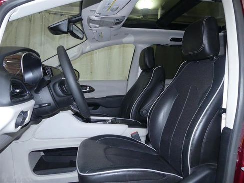 Used 2023 Chrysler Pacifica Limited image 24