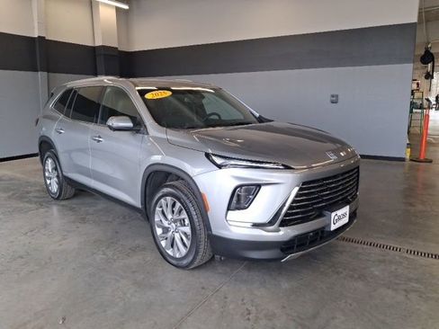 Used 2025 Buick Enclave Preferred image 1