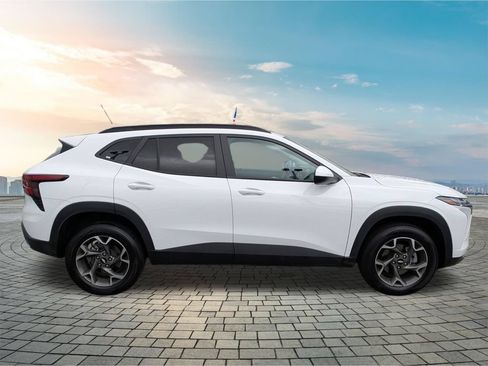 Used 2025 Chevrolet Trax LT FWD image 4
