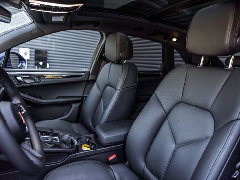 Certified 2026 Porsche Macan AWD/4WD image 5