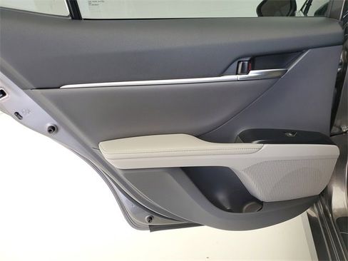 Used 2020 Toyota Camry XLE image 14