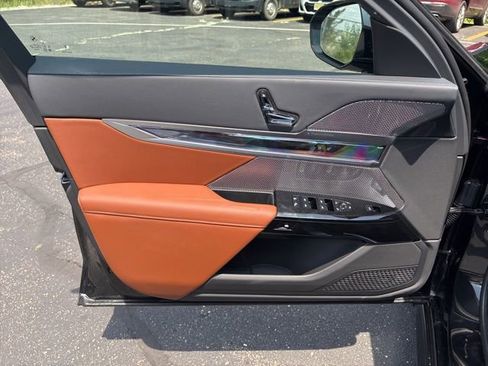 Used 2025 BMW 750e xDrive image 9