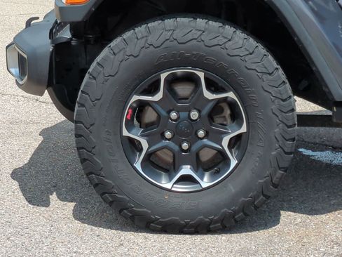 Used 2018 Jeep Wrangler Unlimited Sahara AWD/4WD image 14