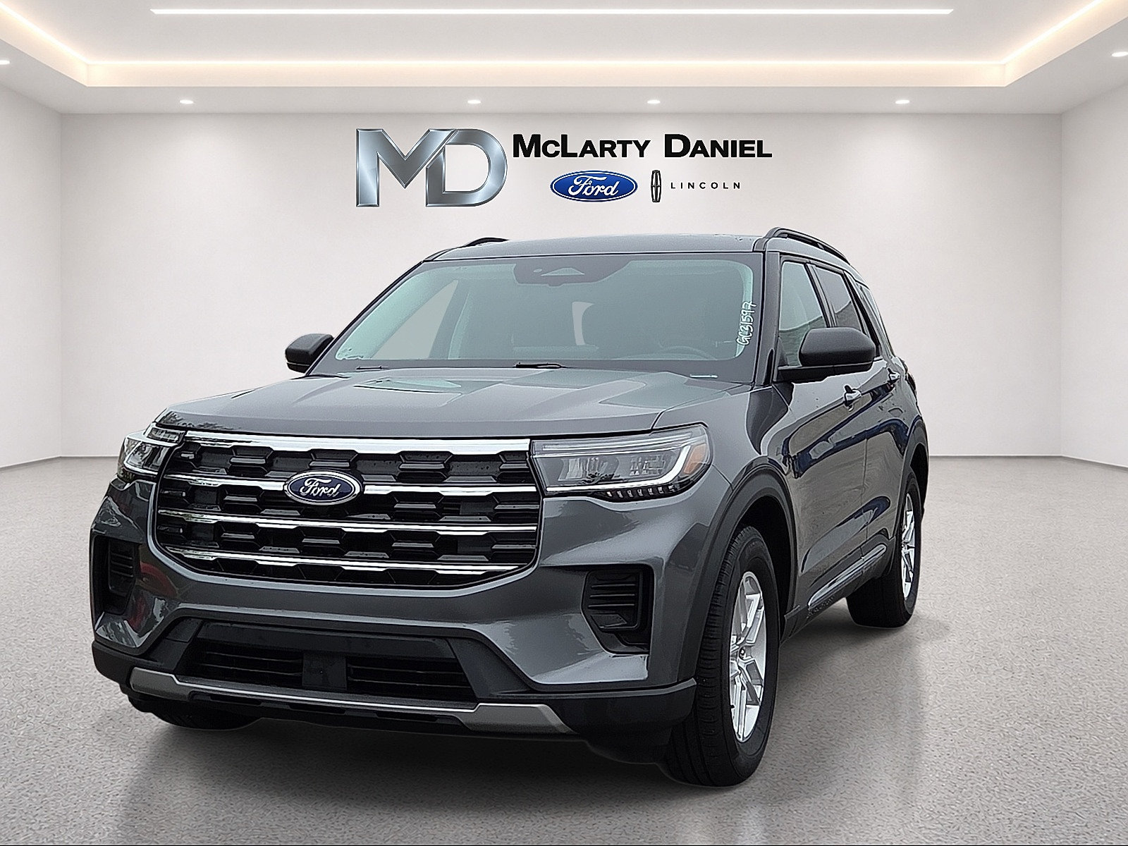 Used 2025 Ford Explorer Active RWD image 2