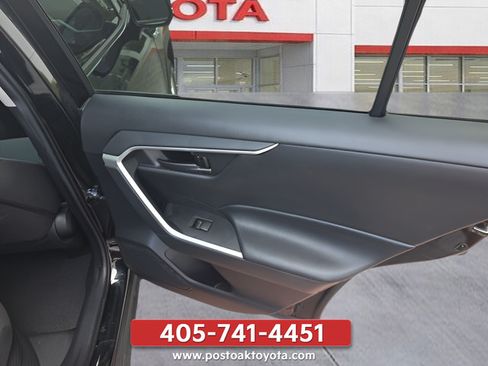 Used 2021 Toyota RAV4 LE AWD/4WD image 32