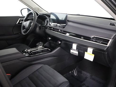 New 2025 Mitsubishi Outlander SE image 28