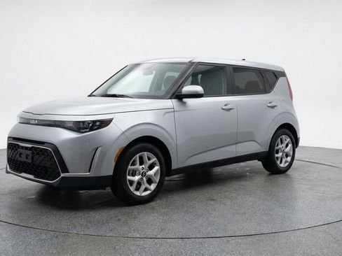 Used 2025 Kia Soul LX w/ LX Technology Package FWD image 3