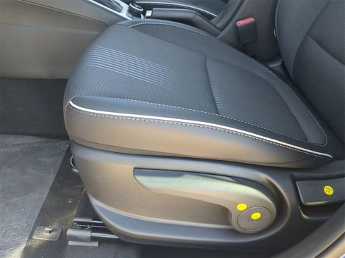 New 2025 Hyundai Venue Limited image 19