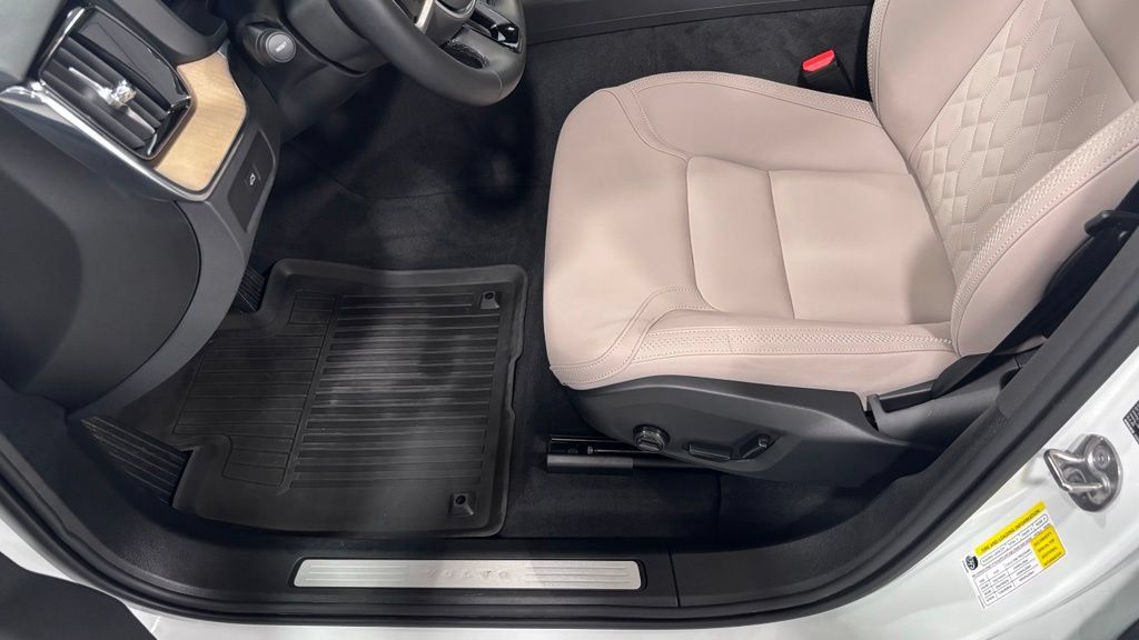 Certified 2026 Volvo XC60 B5 Plus AWD/4WD image 11