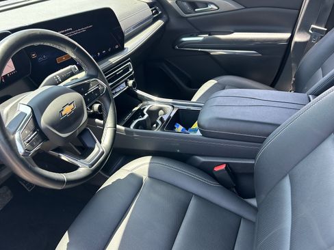 Used 2025 Chevrolet Traverse LT FWD image 13