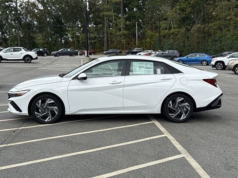 New 2025 Hyundai Elantra Limited w/ Cargo Package FWD image 17