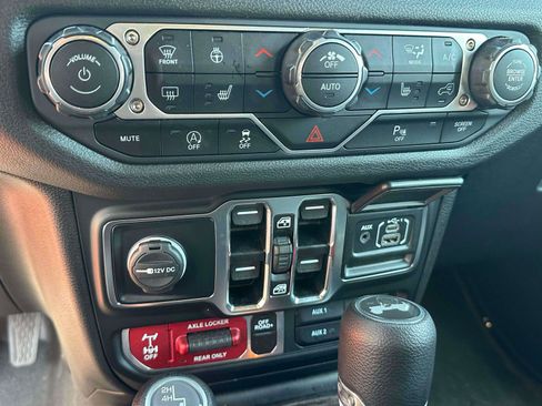 Used 2025 Jeep Wrangler Unlimited Sport AWD/4WD image 24