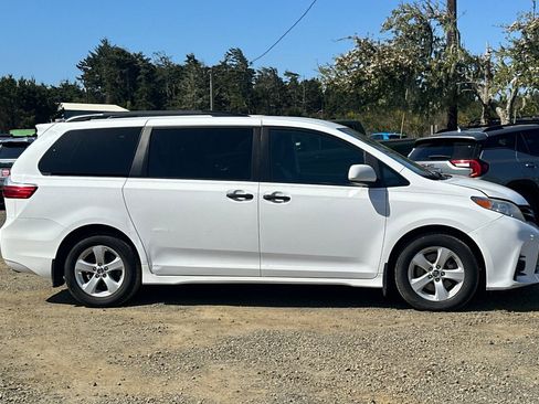 Used 2019 Toyota Sienna L FWD image 3