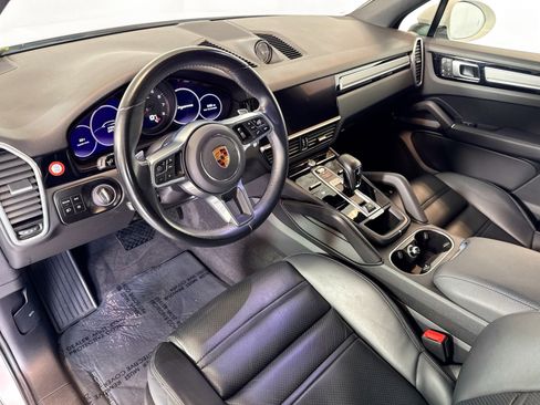 Used 2023 Porsche Cayenne Platinum Edition image 4