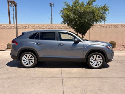 Used 2023 Volkswagen Atlas Cross Sport SE FWD image 3
