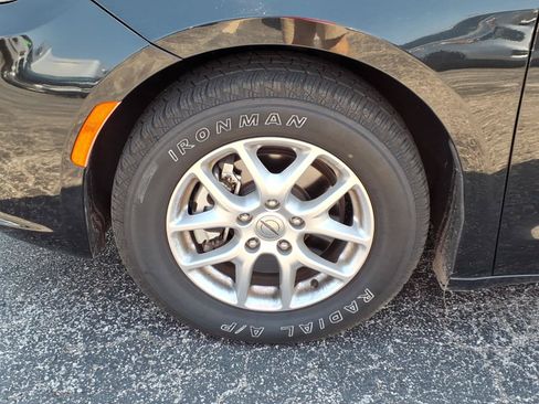 Used 2023 Chrysler Pacifica Touring-L FWD image 33