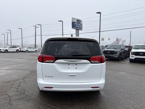 Used 2020 Chrysler Voyager L image 15