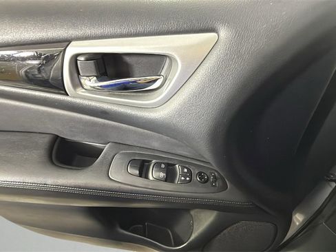 Used 2020 Nissan Pathfinder SV image 23