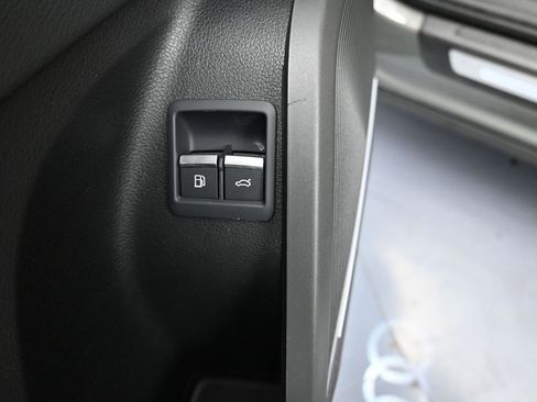 Used 2024 Audi Q5 e Premium Plus w/ Premium Plus Package image 9