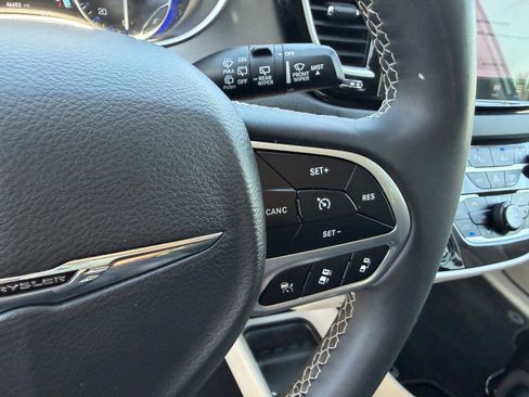Used 2024 Chrysler Pacifica Touring-L FWD image 19