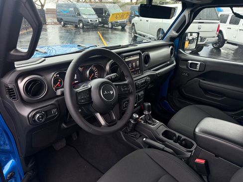 Used 2023 Jeep Gladiator Sport image 10