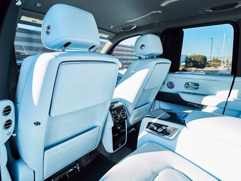 Used 2022 Rolls-Royce Cullinan Black Badge w/ Dark Exterior Package image 36