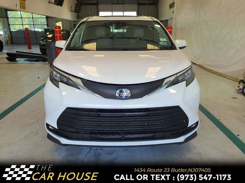 Used 2025 Toyota Sienna XLE image 2