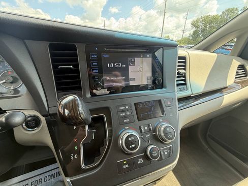 Used 2017 Toyota Sienna XLE w/ XLE Navigation Package FWD image 24