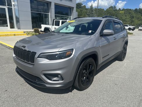 Used 2019 Jeep Cherokee Latitude Plus image 2