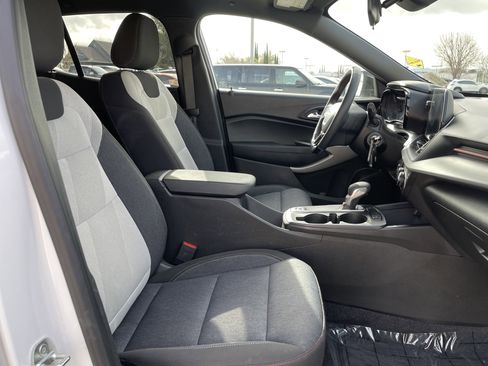 Used 2024 Chevrolet Trax RS w/ Sunroof Package image 21