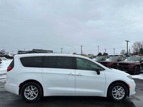 New 2026 Chrysler Pacifica Select image 8