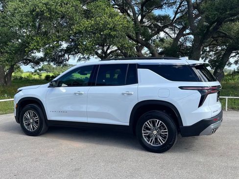 Used 2026 Chevrolet Traverse LT FWD image 7