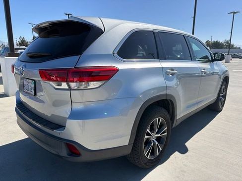 Used 2019 Toyota Highlander LE FWD image 2