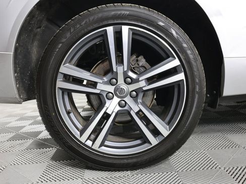 Used 2018 Volvo XC60 T5 Momentum w/ Vision Package image 7