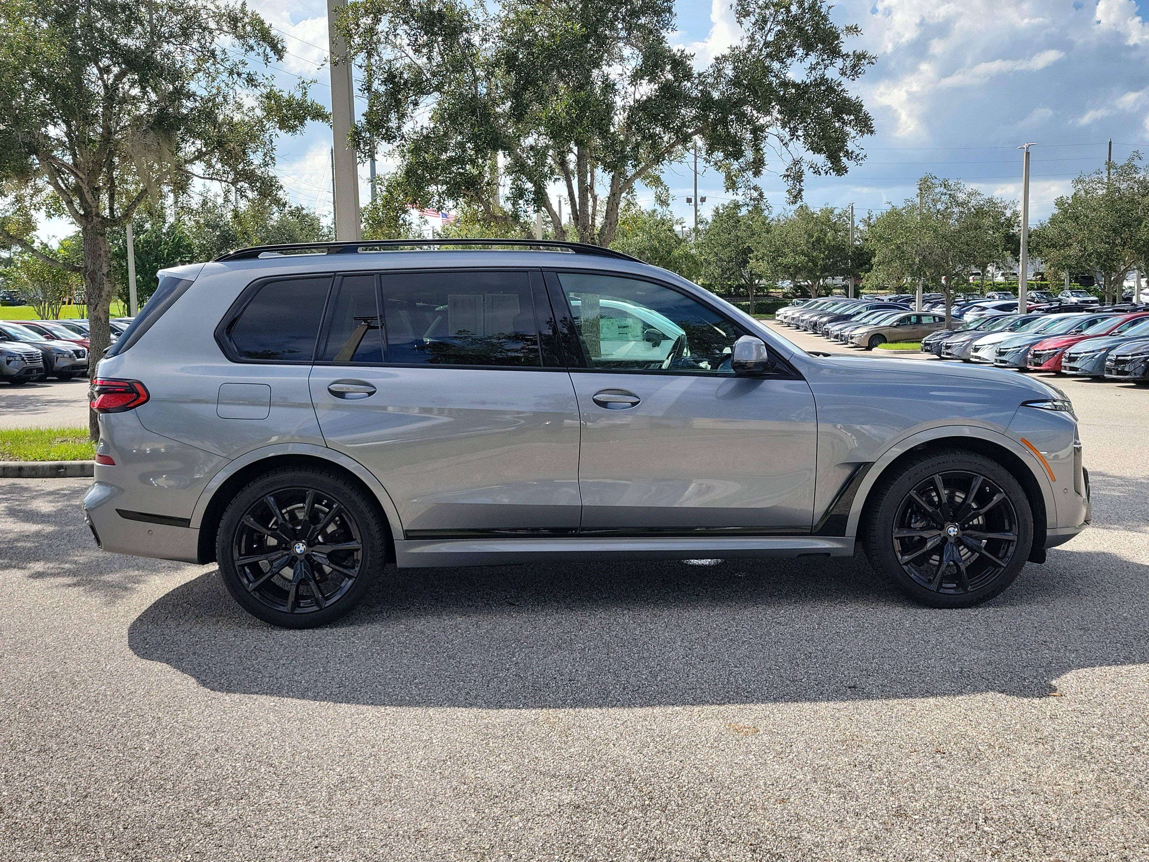 Used 2024 BMW X7 xDrive40i w/ M Sport Package AWD/4WD image 4
