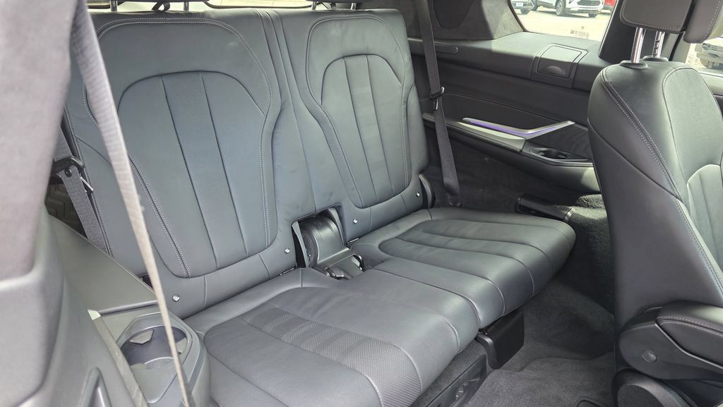 Used 2021 BMW X7 M50i w/ Dynamic Handling Package AWD/4WD image 8