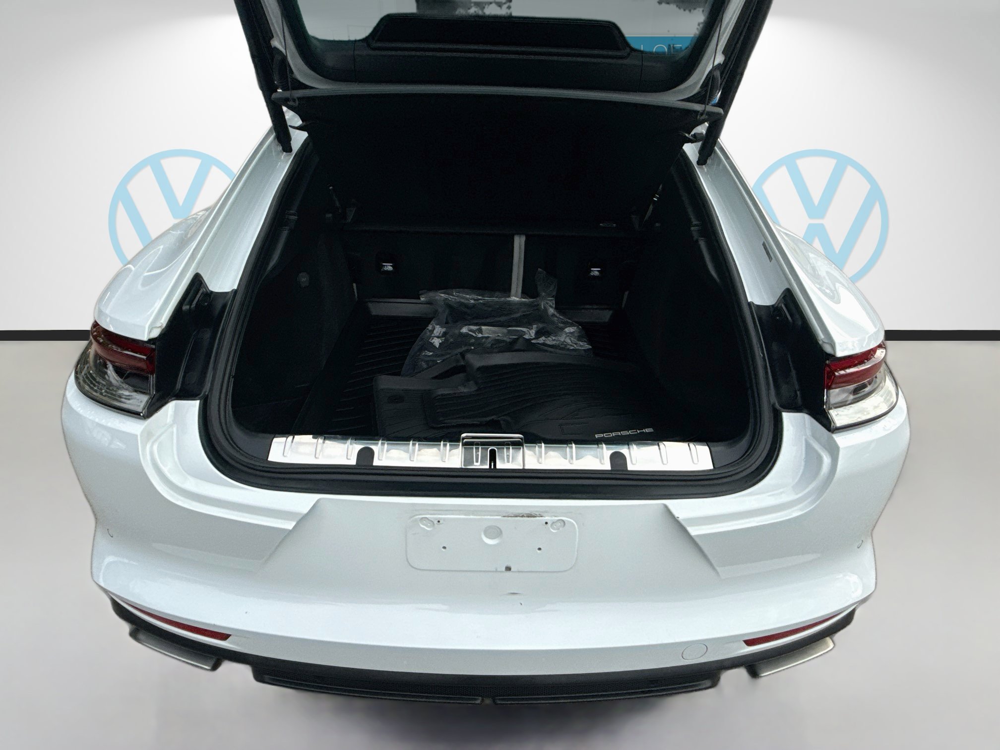 Used 2023 Porsche Panamera w/ Premium Package RWD image 27