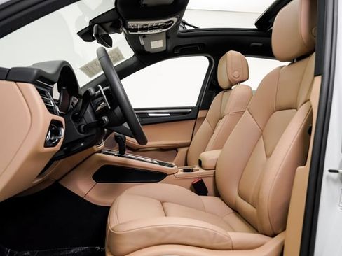 Certified 2026 Porsche Macan AWD/4WD image 8