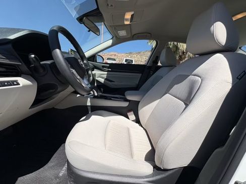 Used 2024 Nissan Altima 2.5 SV FWD image 9