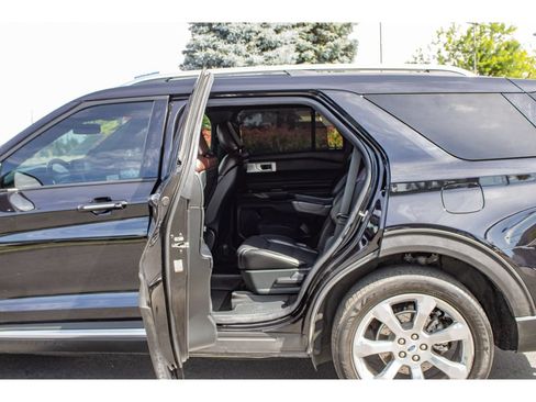 Used 2020 Ford Explorer Platinum w/ Premium Technology Package AWD/4WD image 17