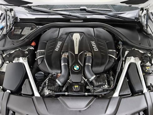 Used 2019 BMW 750i xDrive w/ M Sport Package image 44