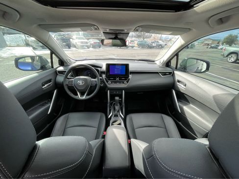 Used 2023 Toyota Corolla Cross XLE image 12