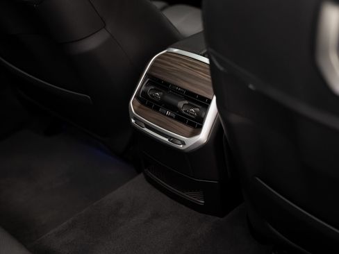 Used 2023 BMW i7 xDrive60 AWD/4WD image 70