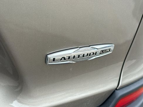 Used 2021 Jeep Cherokee Latitude Lux w/ Comfort/Convenience Group image 8