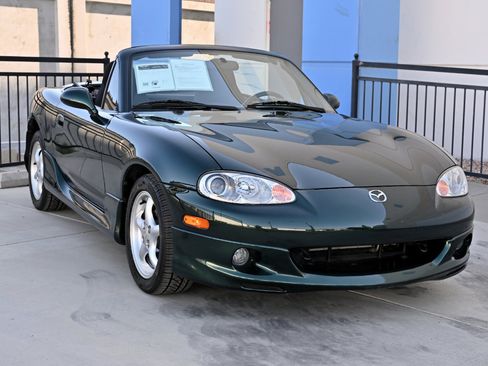 Used 2002 MAZDA MX-5 Miata RWD image 15