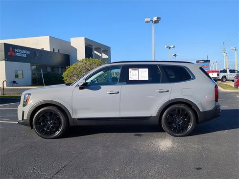 Used 2022 Kia Telluride SX w/ SX Prestige Package image 2