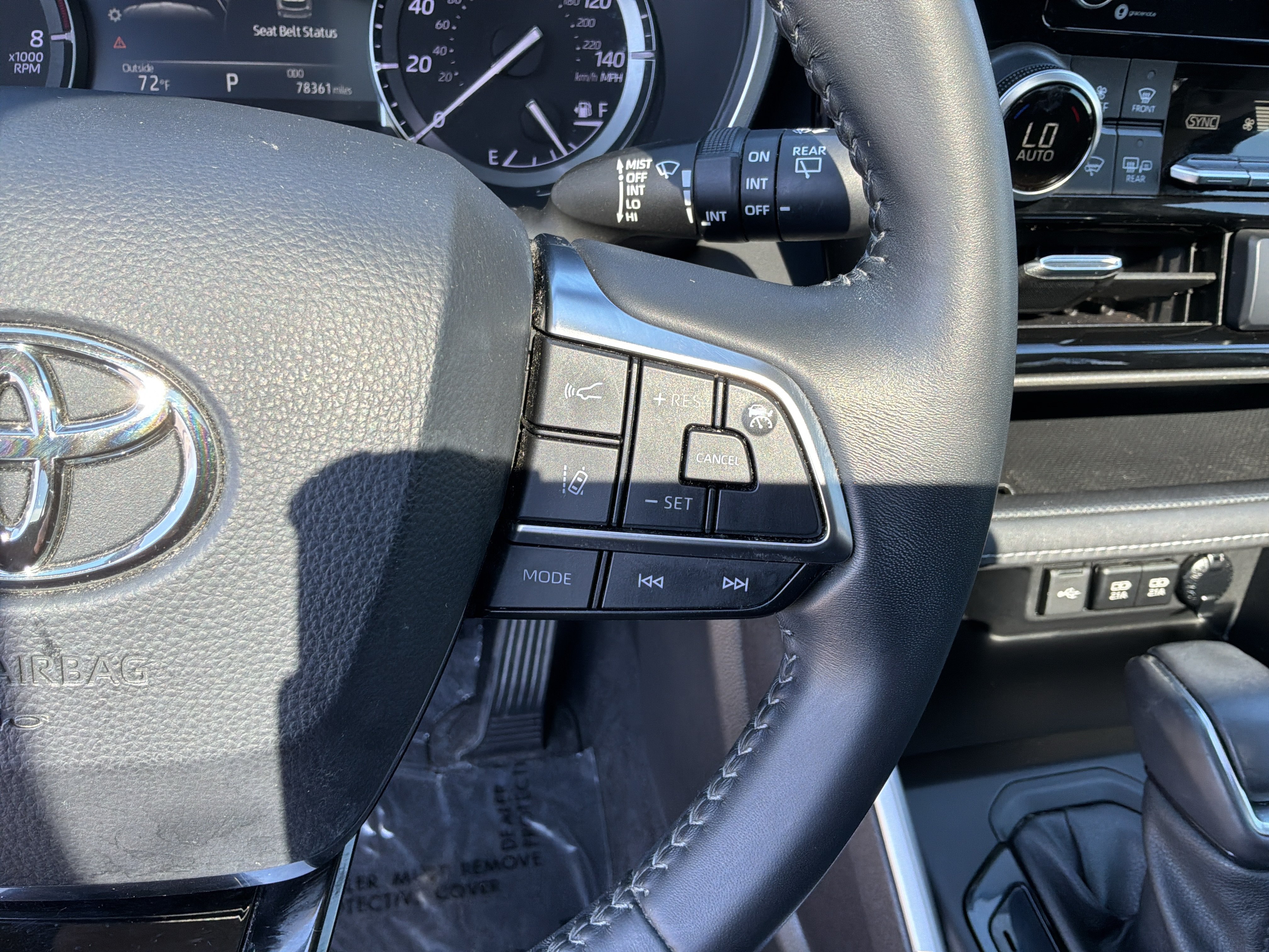 Used 2021 Toyota Highlander XLE AWD/4WD image 20