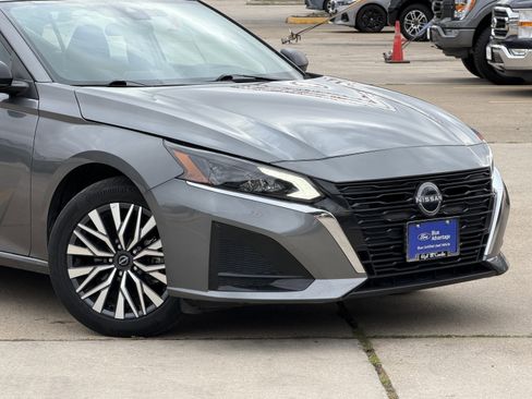 Used 2025 Nissan Altima 2.5 SV FWD image 2
