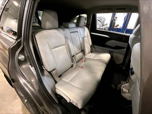 Used 2019 Toyota Highlander LE AWD/4WD image 27